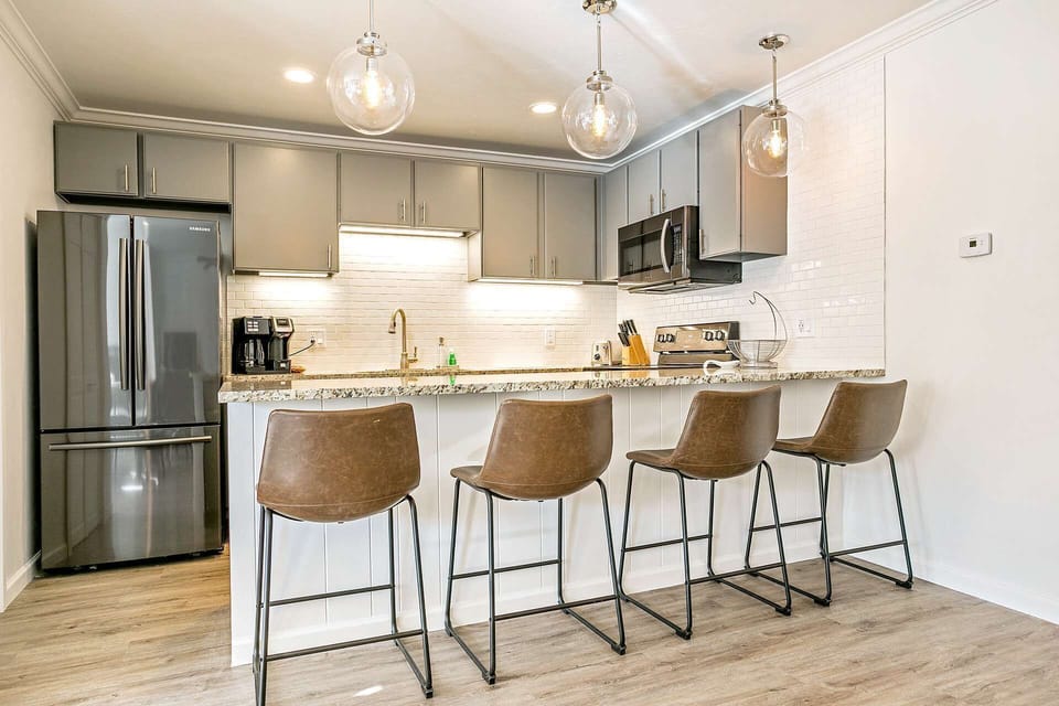 Plan your daily adventures at this breakfast bar for 4.
