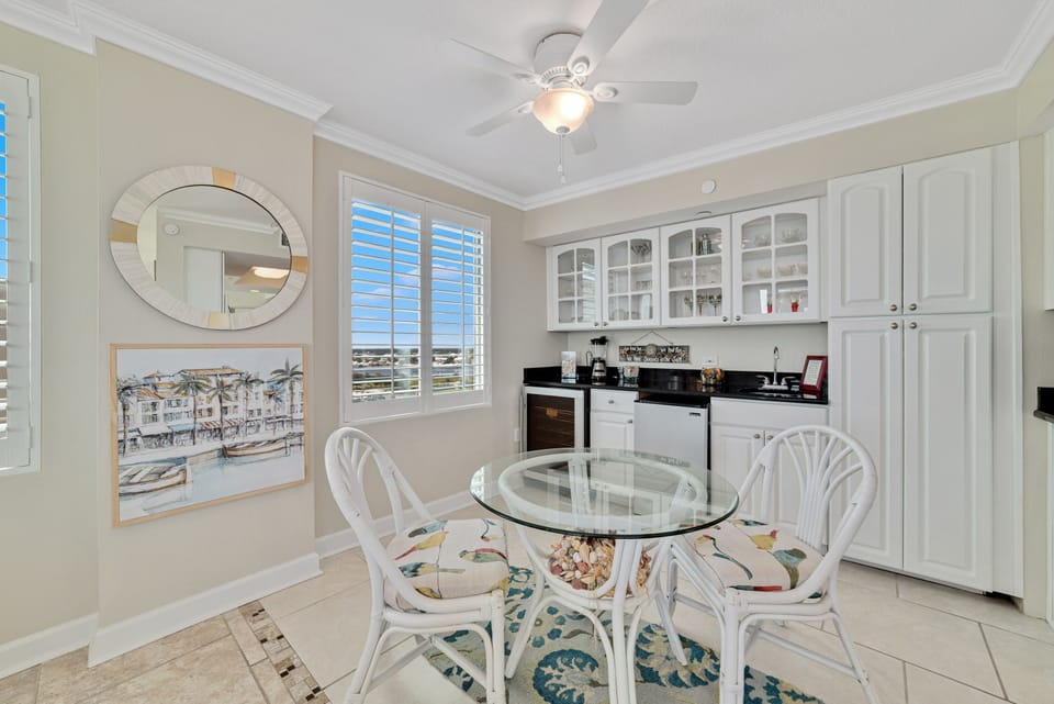 Breakfast Nook and Wet Bar