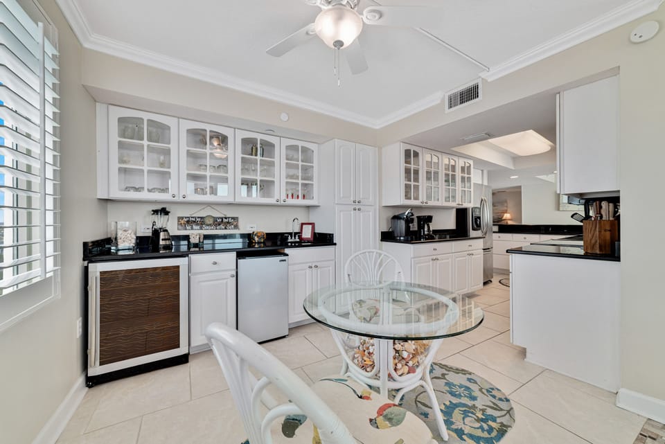 Breakfast Nook and Wet Bar
