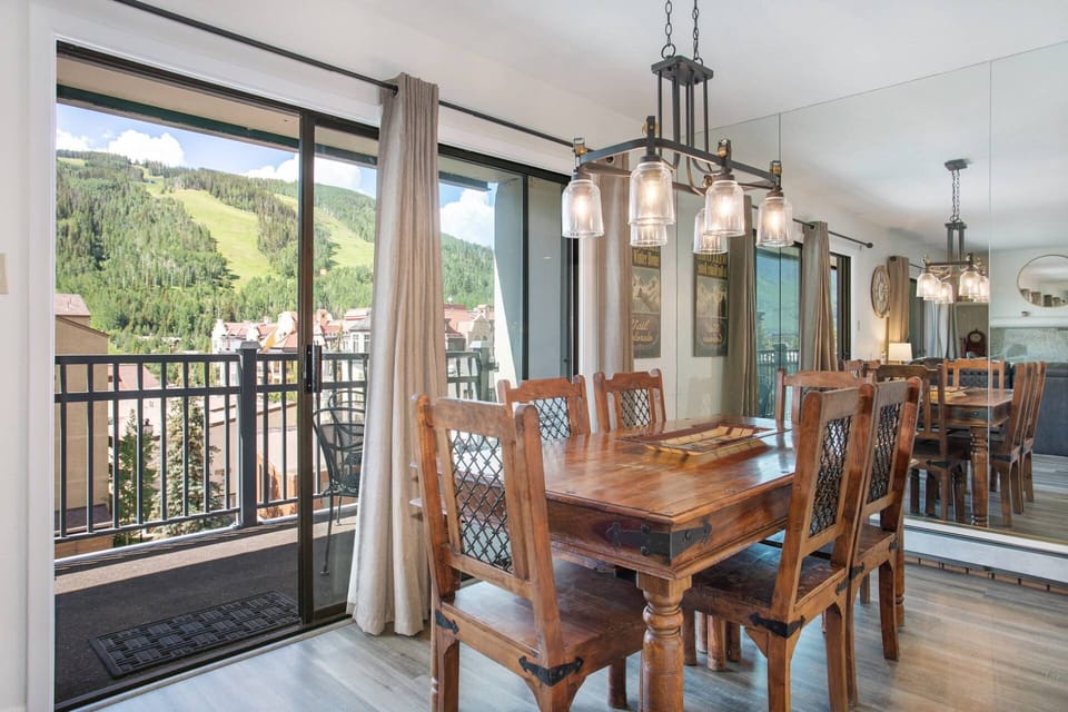Dining Room with Seating for 6.