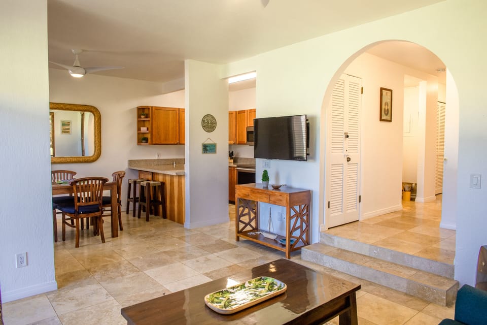 Kahala 312 Living Area to Kitchen/Dining - A sculpted entry archway welcomes you to Kahala 312's open living and dining areas.