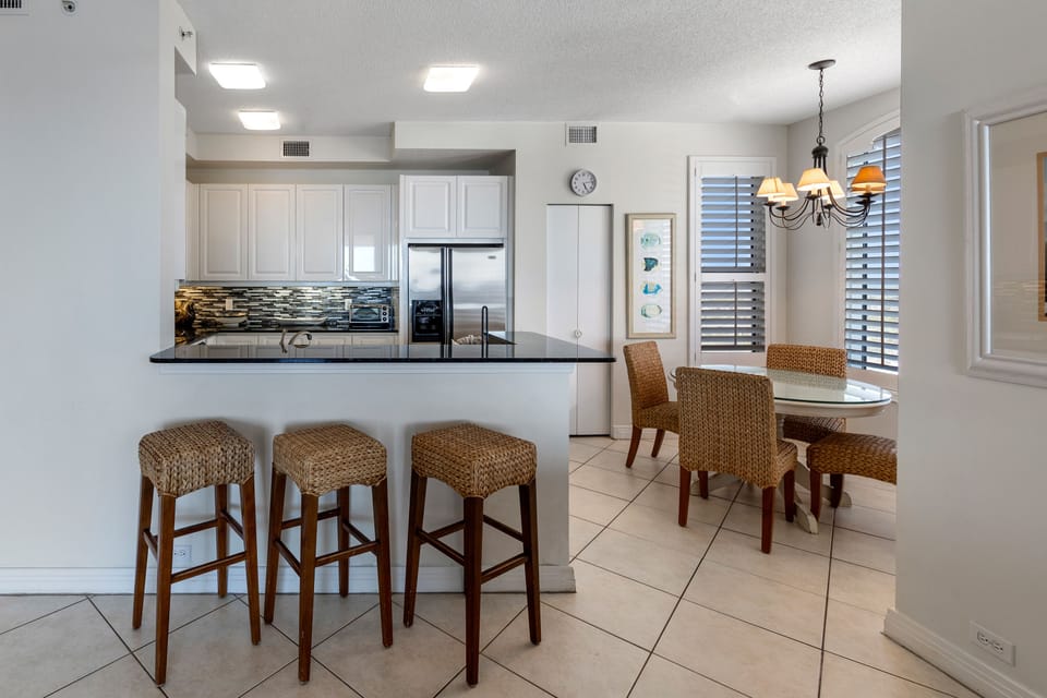 Eat-in kitchen bar seating