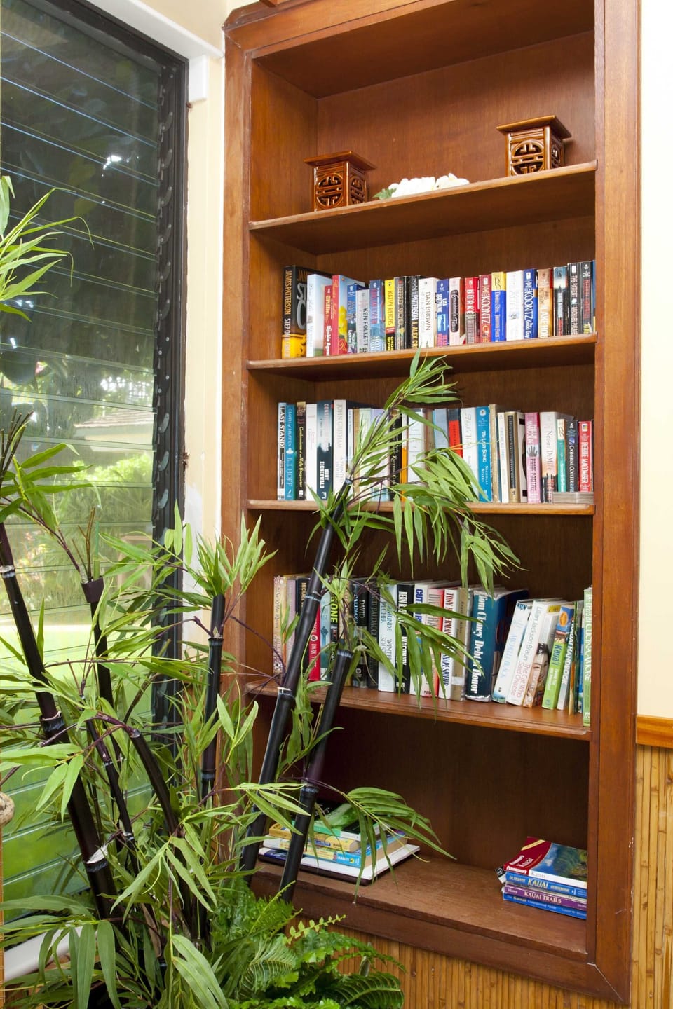 Custom features. - Built-in bookshelf.