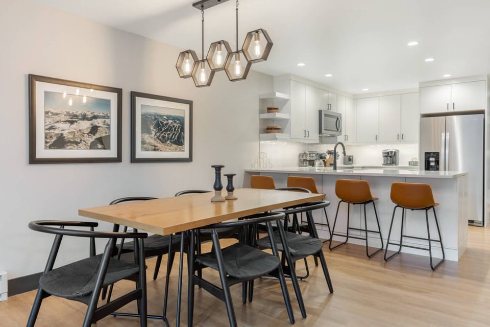 Dining Area with Seating for 6 and Kitchen Bar Seating for 4.