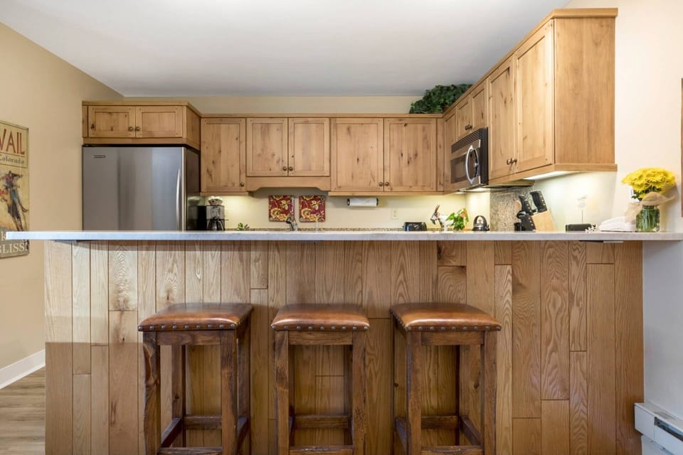 Plan your ski day at the breakfast bar with seating for 3.