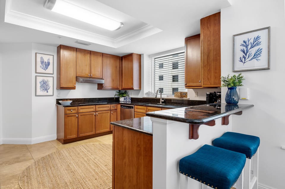 Eat-in kitchen bar seating