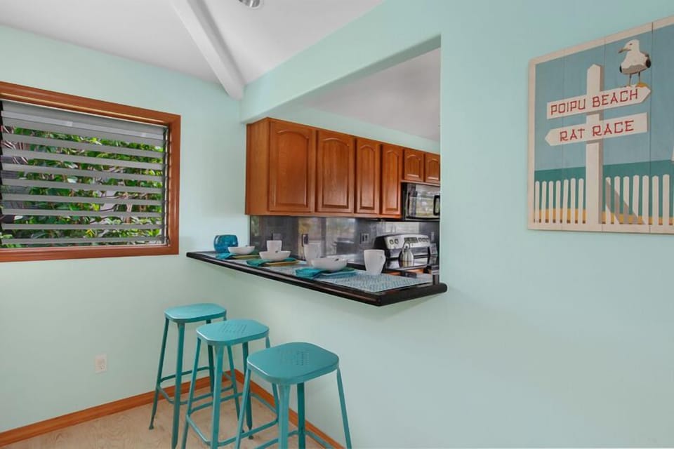 Kahele Kai's kitchen bar - In addition to the dining table and outdoor furniture, Kahale Kai has an eat-in bar counter off the kitchen with three stools.
