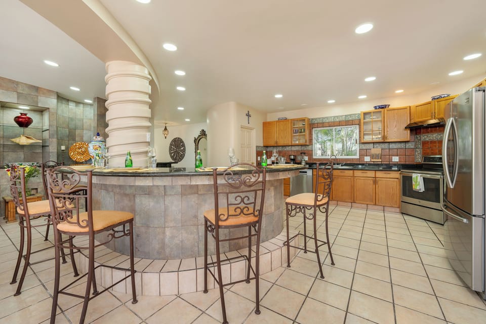 Fully equipped kitchen with bar seating