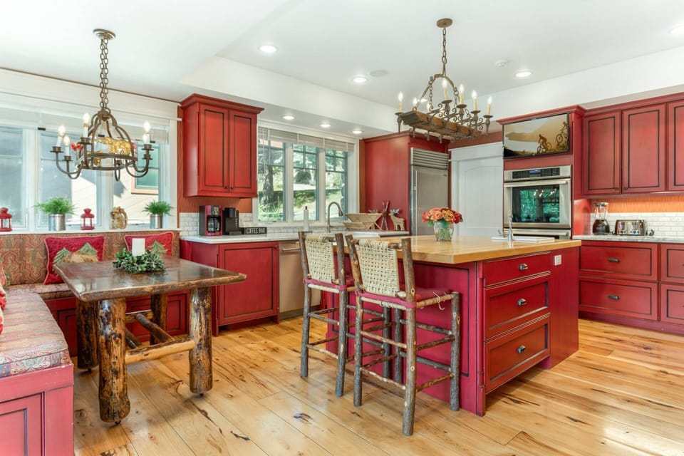 The chef doesn't have to be alone in the kitchen with ample seating at the island & in the breakfast nook!