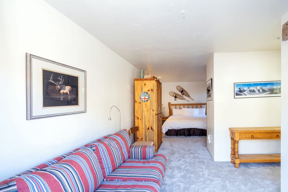 1.05-telluride-double-diamond-3-primary-bedroom-sitting
