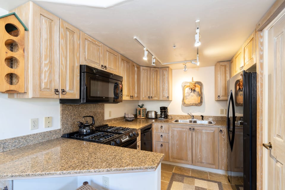 1.03-telluride-double-diamond-3-kitchen