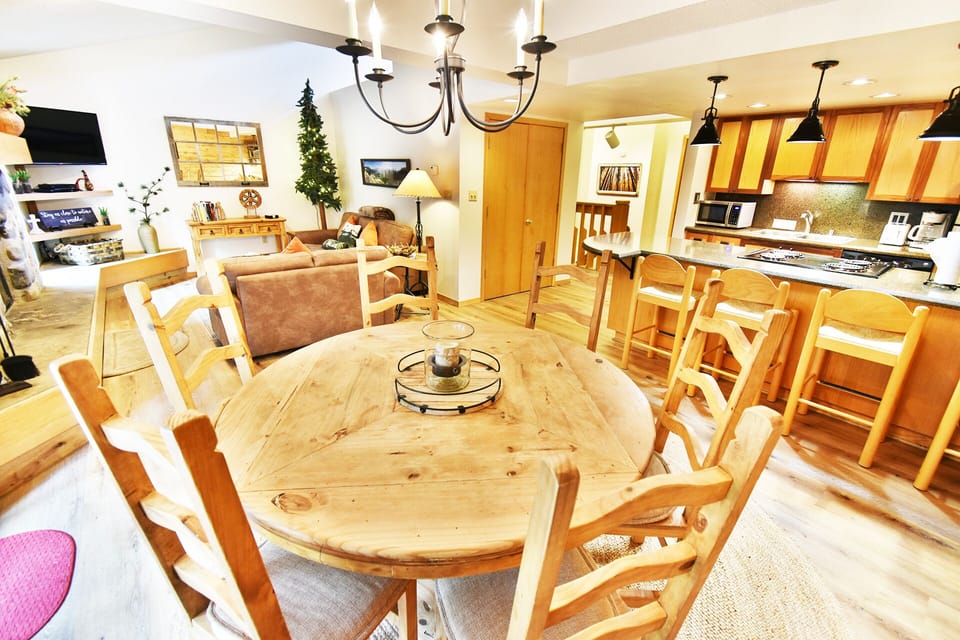 Spacious Living Area - Spacious Living Area