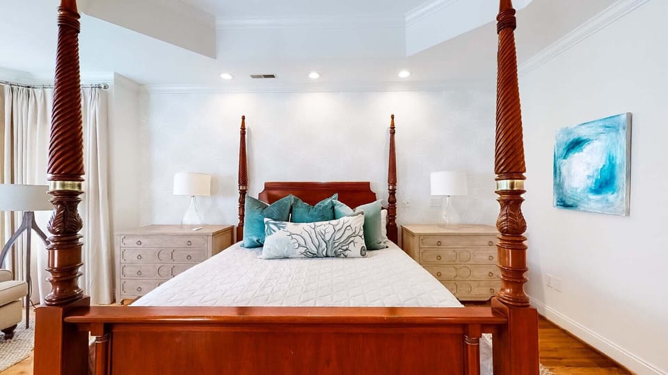 BR4: Master Suite, King