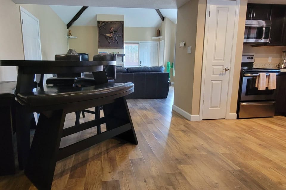 Open kitchen with high top table dining for 6