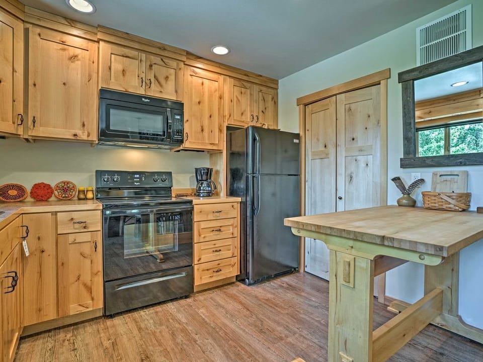 Kitchen | Cooking Basics | Coffee Maker | Paper Towels/Trash Bags Provided