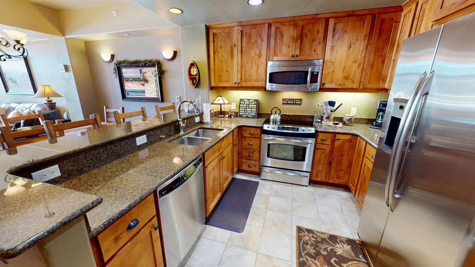 Fully Equipped Kitchen with Granite, Stainless - Fully Equipped Kitchen with Granite, Stainless