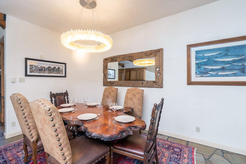 4.01-Telluride-Rivercrown7-Dining-Area