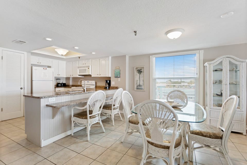 Beach Place 304 Dining/Kitchen