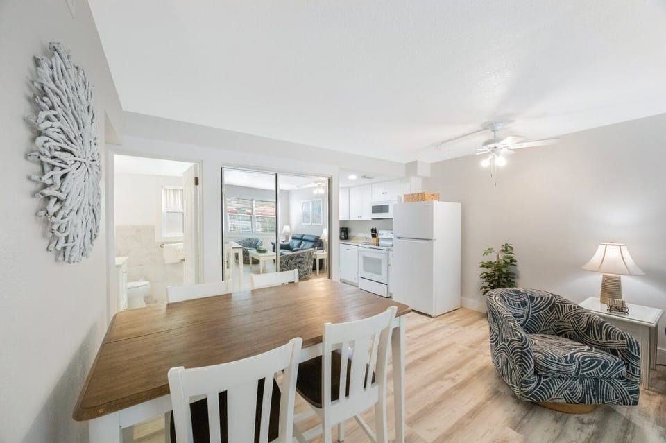 Surf Song 120 Dining Area