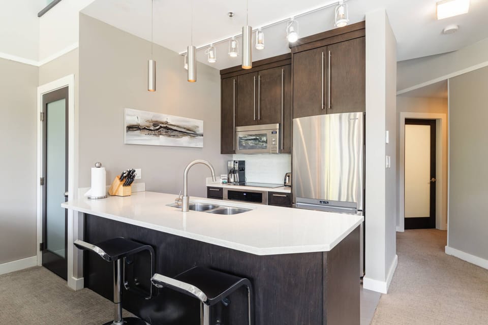 Over sized breakfast bar and high end full size appliances