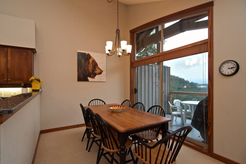 Comfortably seating for 8 around the family table