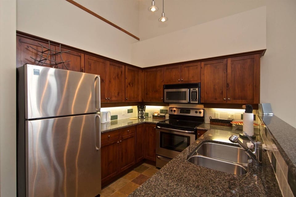 Full size appliances, granite counter tops