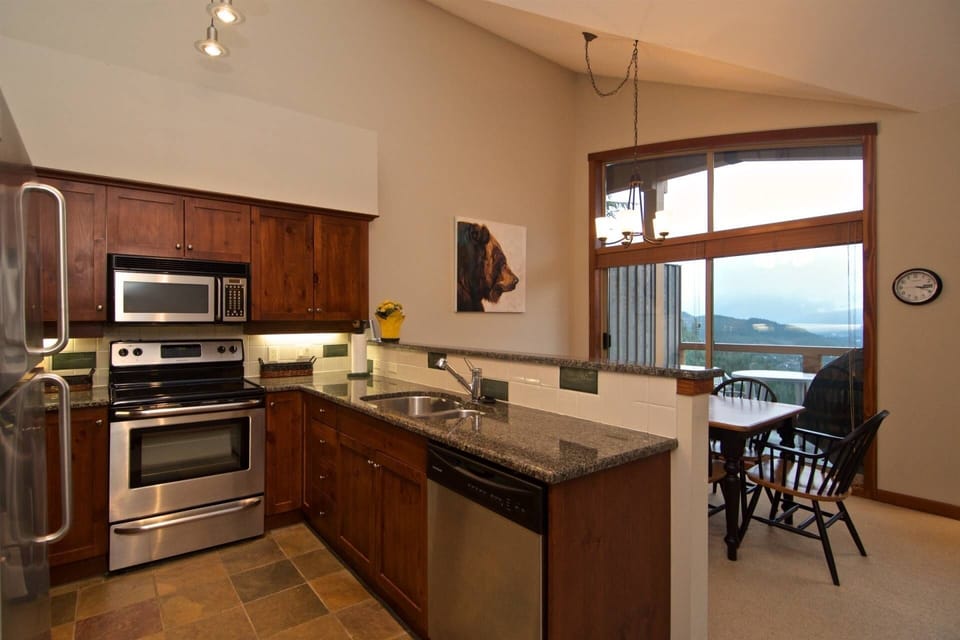 Quality kitchen with full size appliances