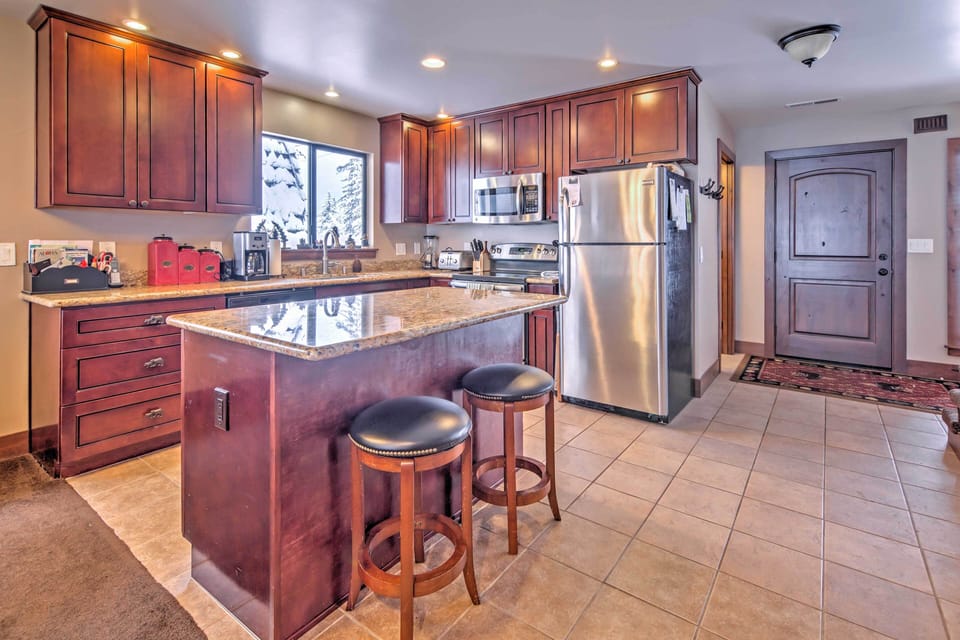 Kitchen | Fully Equipped w/ Cooking Basics
