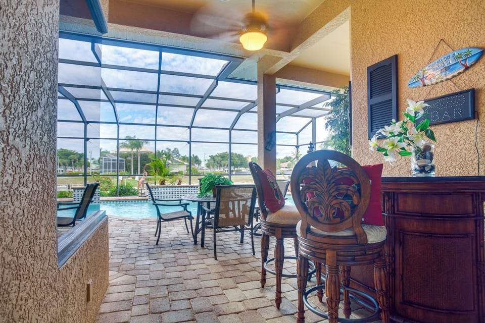 Screened-In Lanai | Bar Area | Outdoor Dining