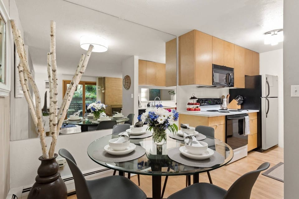 Enjoy breakfast at the dining table before heading to your favorite ski mountain. Kitchen is equipped with oven, microwave, coffee maker, dishwasher.