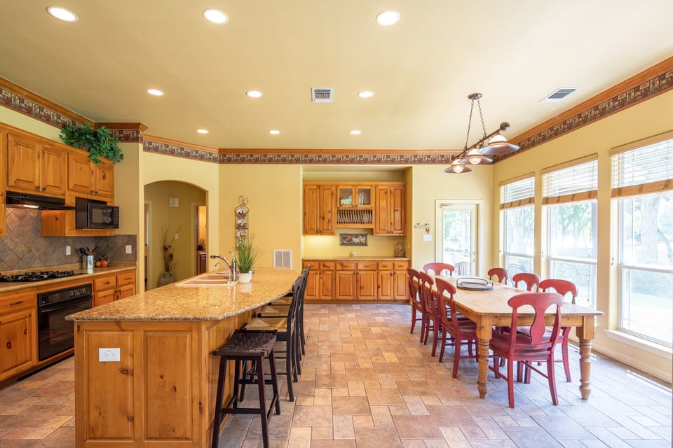Kitchen & dining