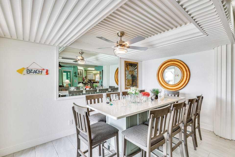 Dining Area | Dishware & Flatware Provided