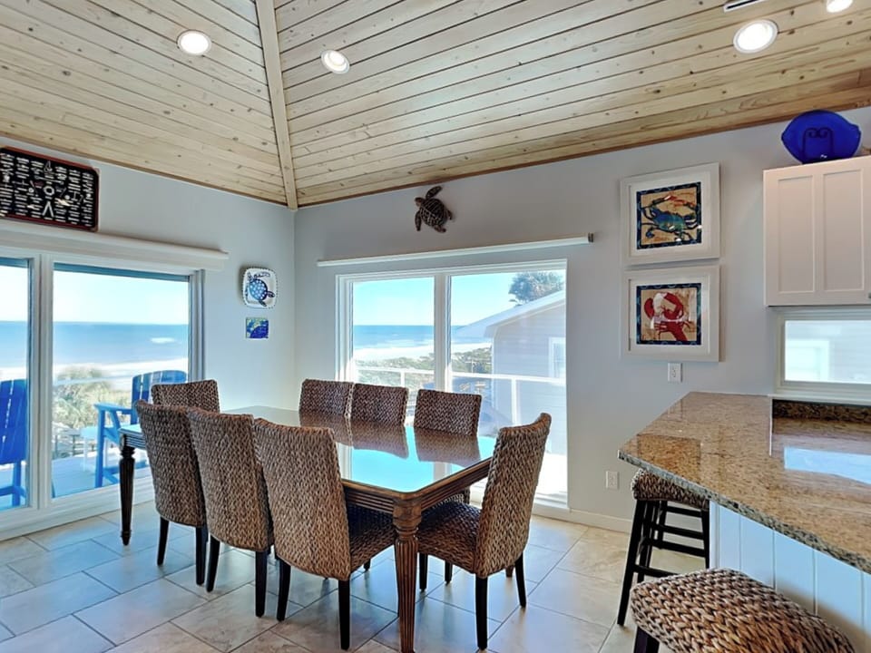 Dining Area - Deck Access + Views