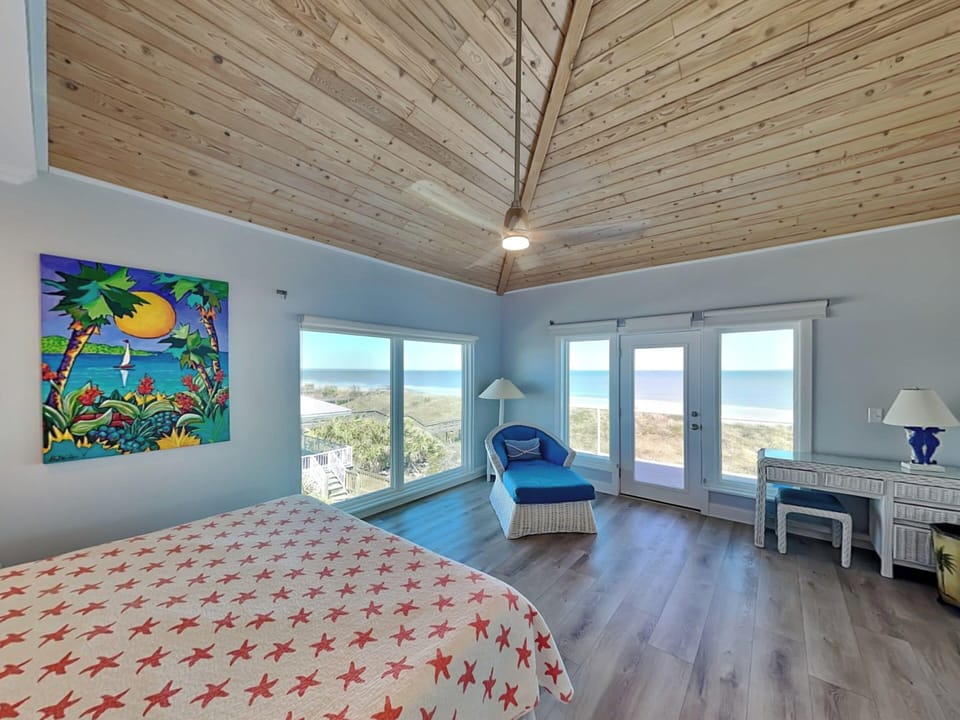 Primary Bedroom, King Size Bed, Balcony Access, Ensuite Bathroom, Second Floor
