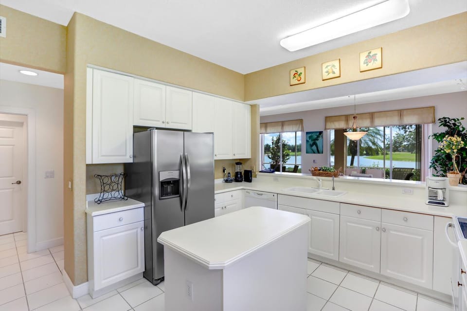 VY693-16B - Fully equipped kitchen with island and breakfast nook