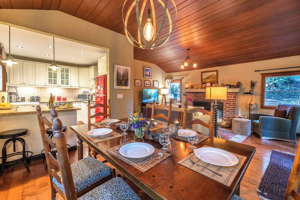 Dining for 6 and a breakfast bar to visit with the chef