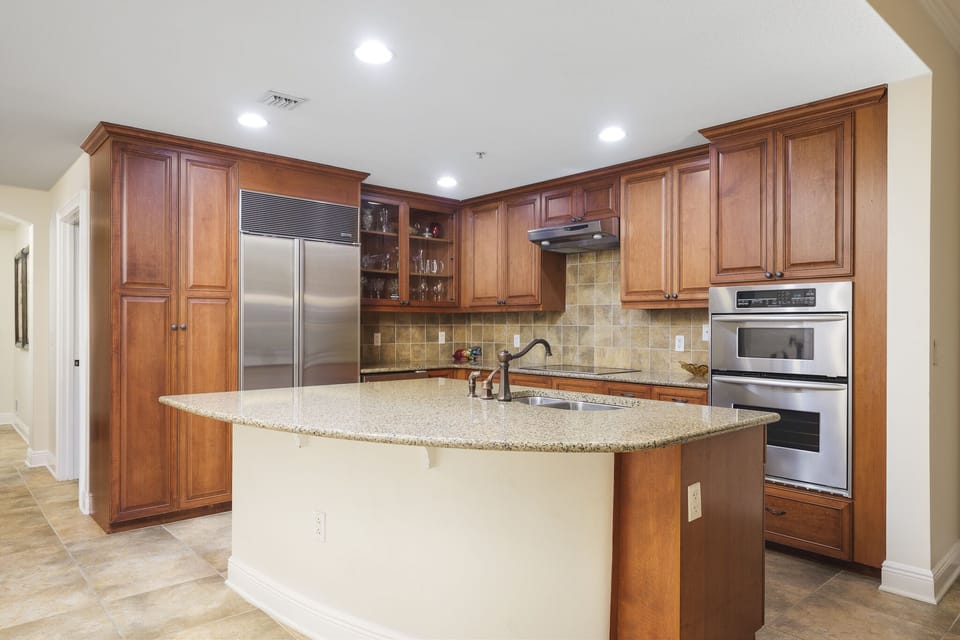 Fully Equipped Kitchen with Double Ovens