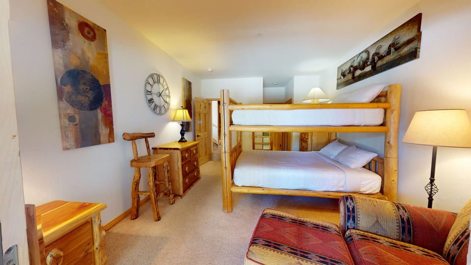 Queen Bunk in 4th Bedroom, Bath Entry - Queen Bunk in 4th Bedroom, Bath Entry