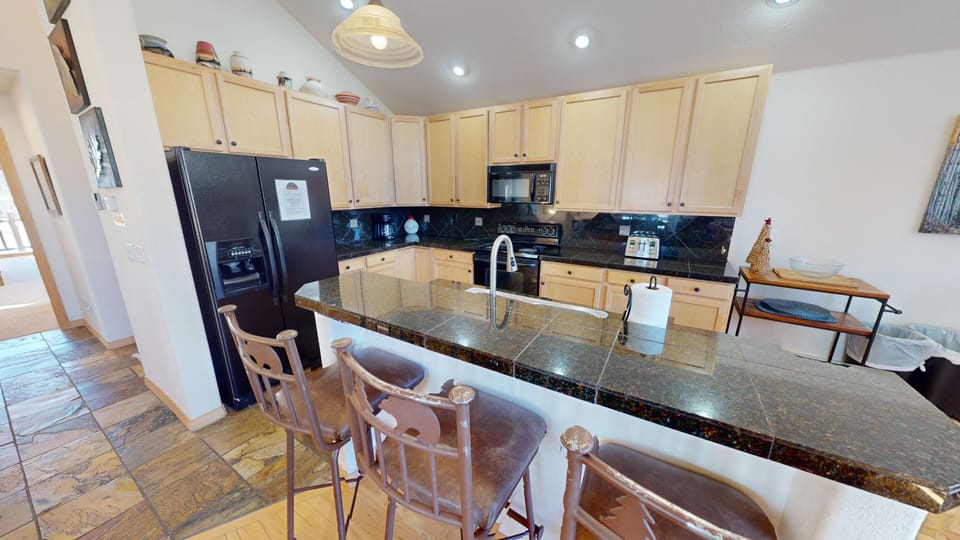 Kitchen Bar and Fully Equipped Kitchen - Kitchen Bar and Fully Equipped Kitchen