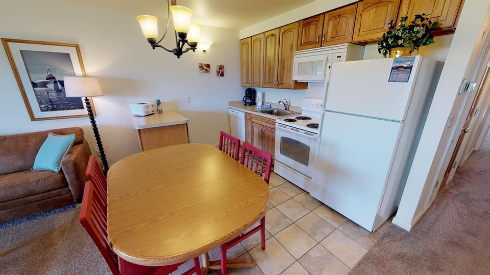 Fully Equipped Kitchen, Table for 4 - Fully Equipped Kitchen, Table for 4
