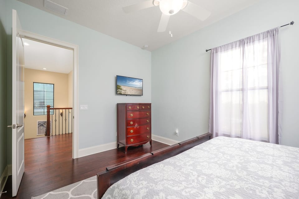 Fifth Bedroom - Smart TV + En-Suite Bathroom