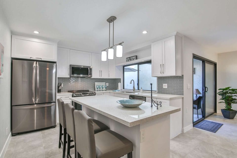 newly renovated kitchen with brand new LG appliances!