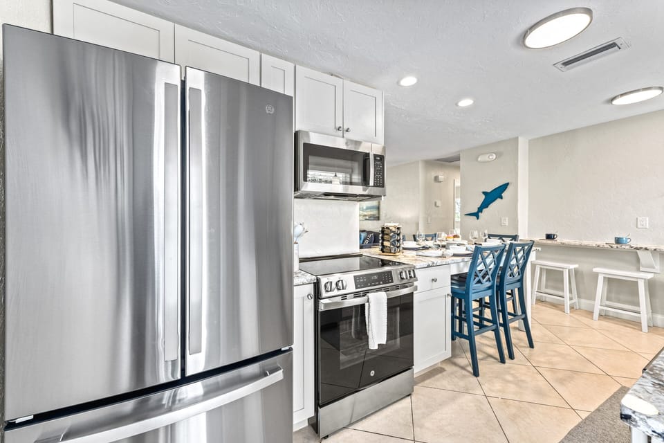Whether you're cooking in or cooling off, the kitchen's fully loaded for carefree stays.