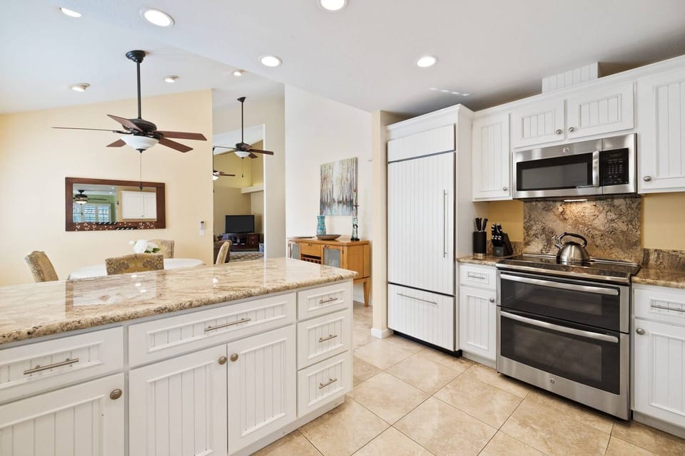 Light and Bright Dining & Kitchen area