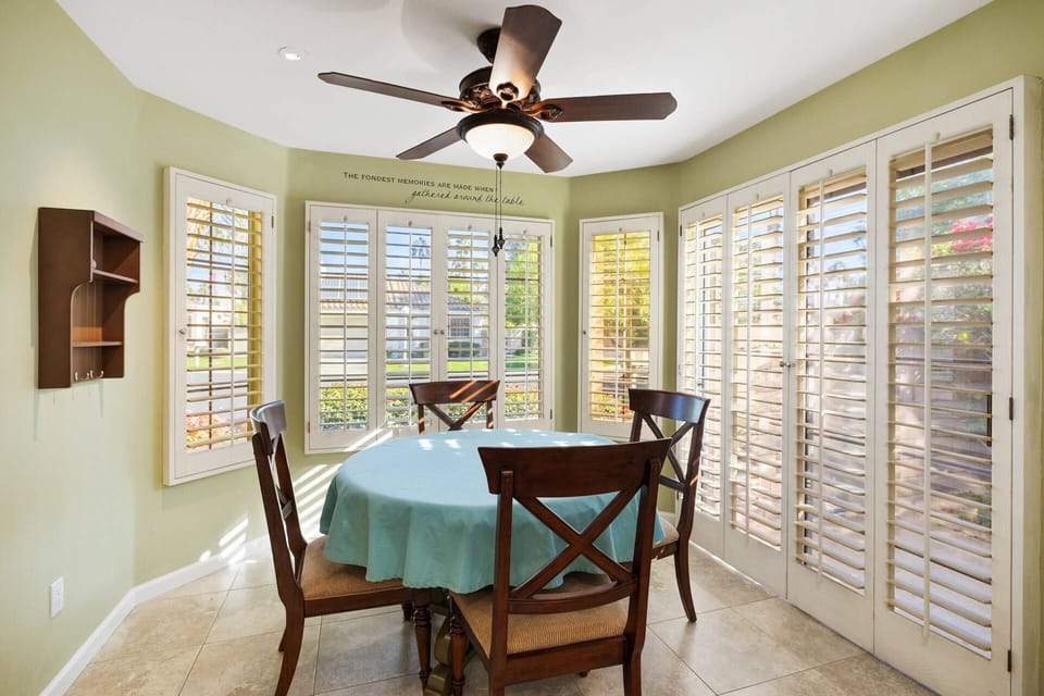 Bright and cheery Breakfast nook for 4