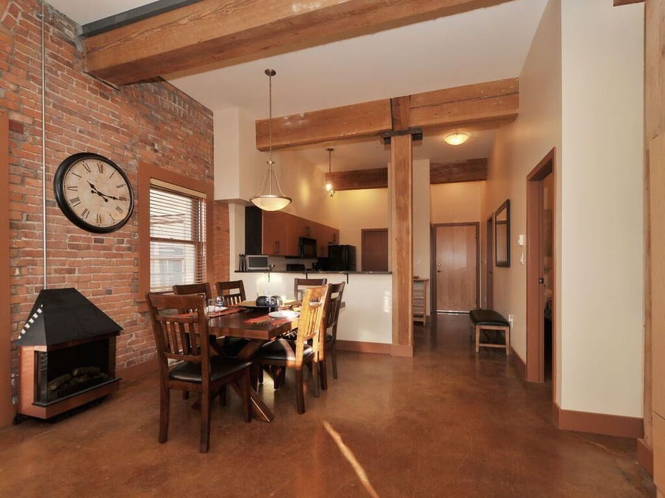 Love this amazing open plan! Perfect for enjoying seamless transitions between cooking, dining, and lounging together.