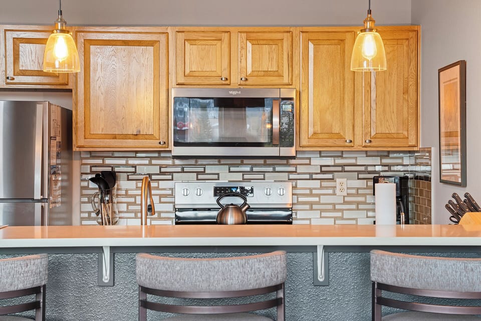 Fully Equipped Kitchen with Bar - Fully Equipped Kitchen with Bar