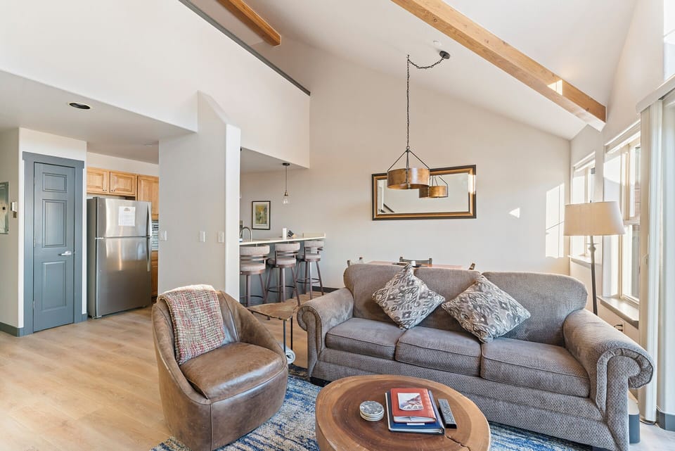 Spacious Living Area - Spacious Living Area