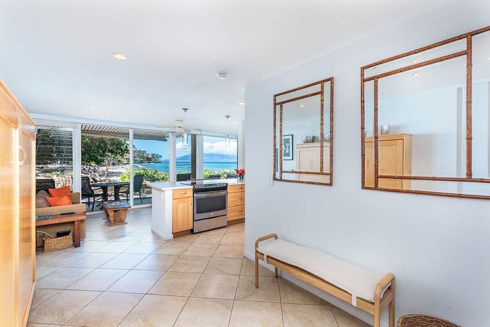 Entry way - Private entry