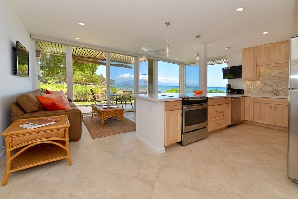 Kitchen and living area - Hale Kai # 101 - entrance